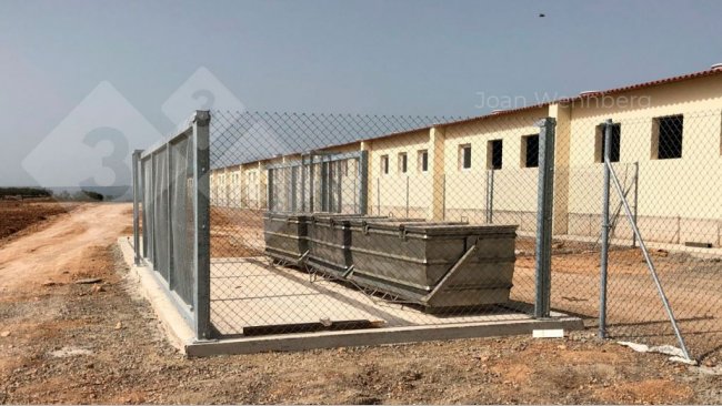 Figura 5. Recipientes para descarte de carcaças com acesso diferenciado para depósito e coleta. Foto cortesia de Joan Wennberg.