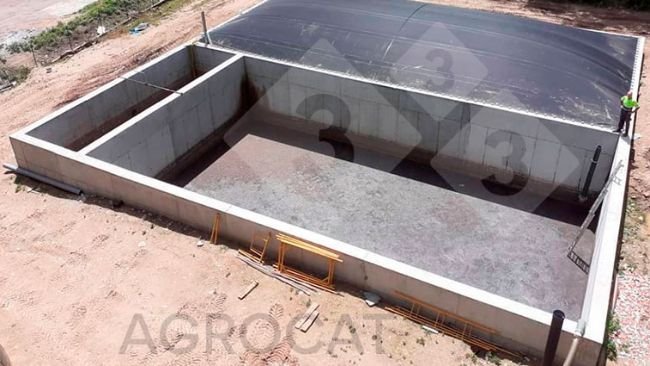 Imagem 1: Vista aérea da estrutura de existente sob a lona de polipropileno. Imagem 2: Vista aérea da planta de biogás, que consiste em uma área de recepção de dejetos frescos, uma área de digestão anaeróbica e uma área de armazenamento de digerido.