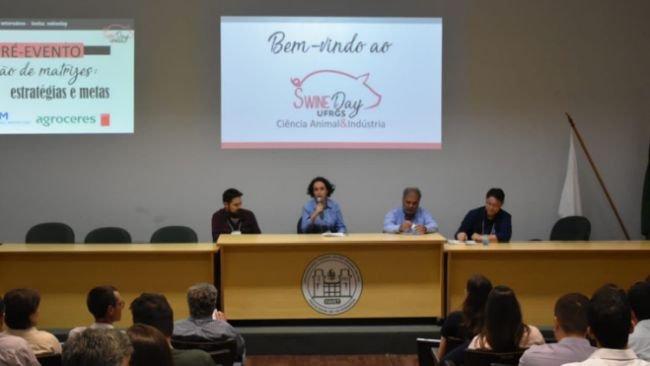 Foto 1: Espaço de discussão do primeiro bloco de palestras do pré-evento, ministradas por Mauricio Prata, Diogo Magnabosco e Ricardo Nagae, com Ana Paula Mellagi como moderadora.