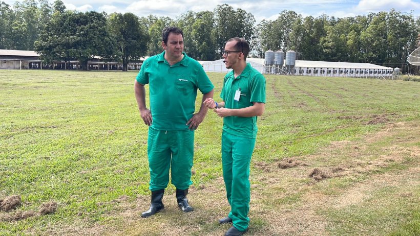 Imagem 5: Felipe Alves, nutricionista e consultor de su&iacute;nos da Agroceres Multimix&nbsp;e Marcelo Silva, gerente da granja Para&iacute;so.&nbsp;
