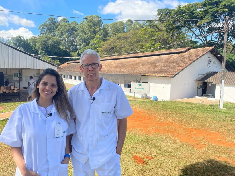 Imagem 6: Marcela Manduca, analista comercial da 333 Brasil e Edmo Carvalho, gerente nacional de su&iacute;nos da Agroceres Multimix.&nbsp;
