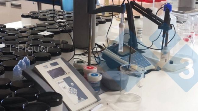 Foto 2.A composição do dejeto foi analisada e foram realizados testes in vitro para determinar as emissões potenciais de amônia e metano.