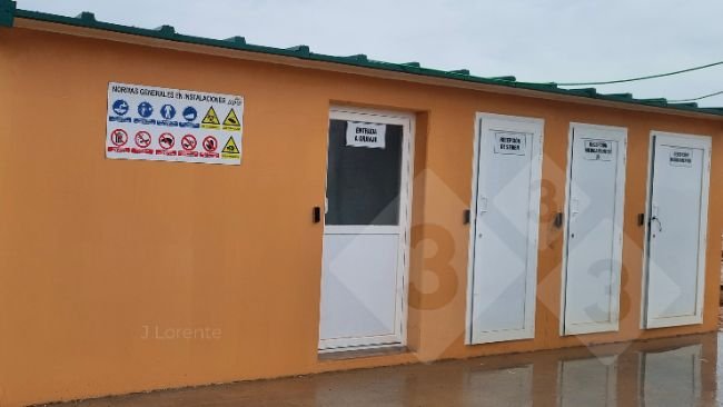 Figura 4. Área de recepção com separação de áreas. Portas: entrada da granja, recepção de sêmen, recepção de medicamentos que necessitam de refrigeração e recepção de medicamentos.