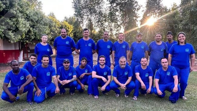 Figura 2: visita direcionada – excursão entre as granjas, visita conduzida pelos técnicos em extensão rural representantes da agroindústria local. Arquivo pessoal da autora. 