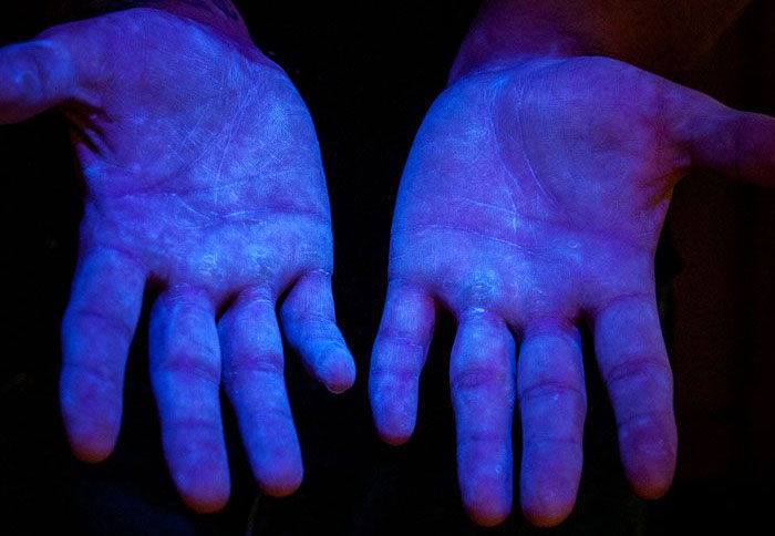 Foto 6. Material fluorescente com leitura por luz ultravioleta (UV) para demostrar que o produto cobre toda a superf&iacute;cie&nbsp;das m&atilde;os. Fonte www.glogerm.com
