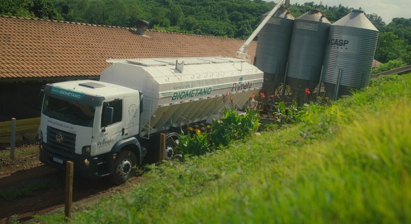 Caminhão movido a Biometano entregando ração