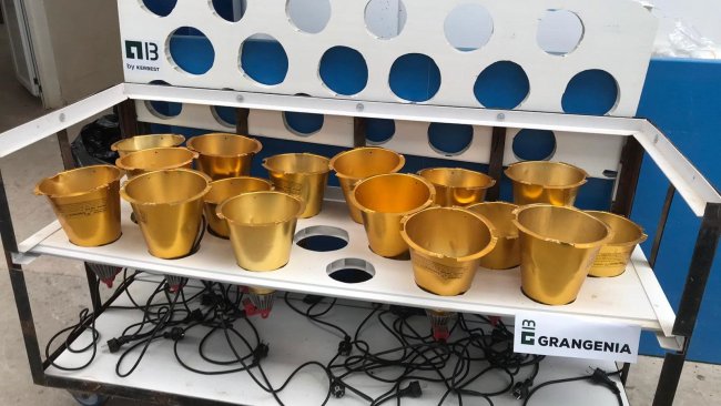 Foto 1: Carro desenhado para a secagem e armazenamento de suportes de lâmpadas de aquecimento das maternidades (foto cortesia da Grangenia)