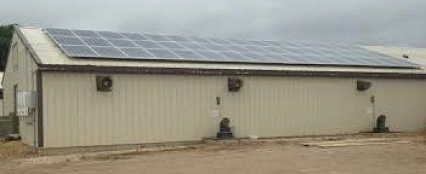 Figura 3.Instala&ccedil;&atilde;o de sistemas el&eacute;tricos solares em granjas de su&iacute;nos Fonte: Acevedo, R. University of Minnesota.
